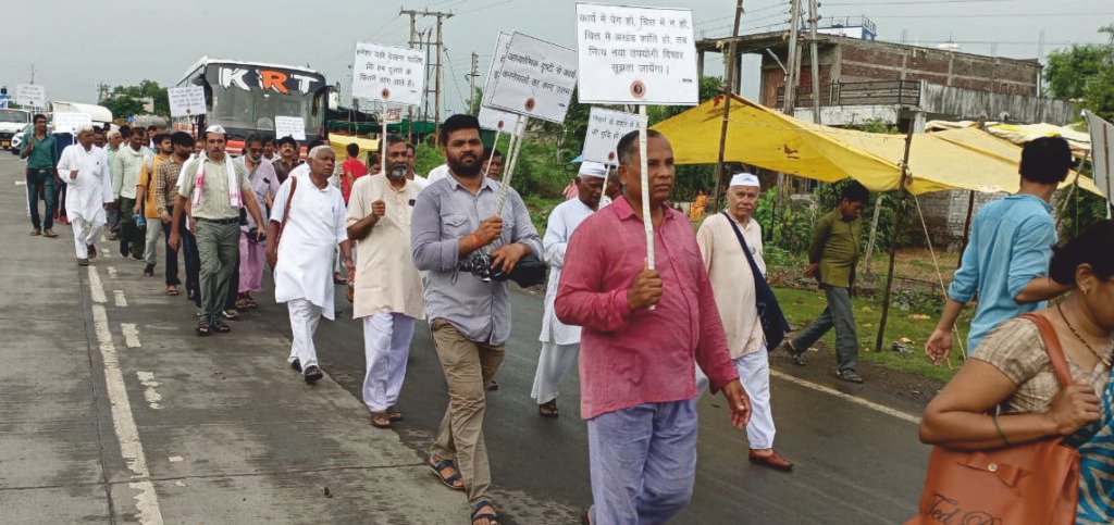 गांधी, विनोबा के आदर्शों के प्रति आकर्षित हो रहे युवा